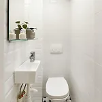 Explore And Relax: Your Ideal 2br On Calea Victoriei Apartman Bukarest