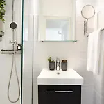 Explore And Relax: Your Ideal 2br On Calea Victoriei Apartman